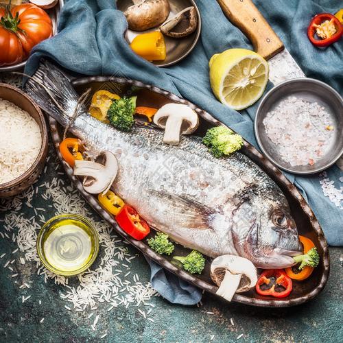 厨房用桌上的准备——刀子、油与香料的顶视图 健康饮食的感官起点